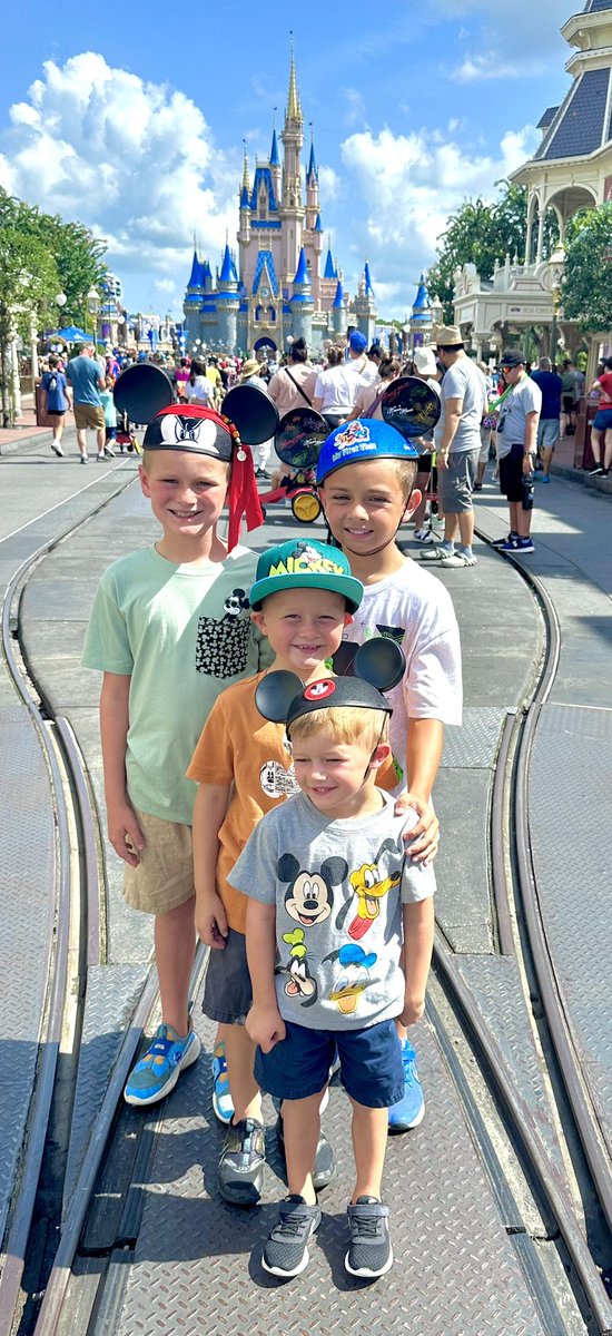 RMDesigns15's tweet photo. I am so ready to go back to Disney!! 🏰 https://t.co/BPO5qc0Qi1
