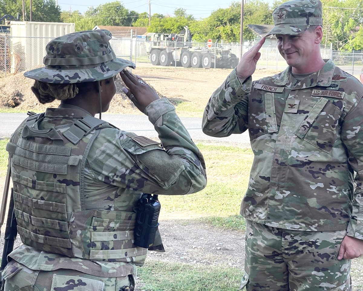TXMilitary's tweet photo. Col Bif French, 147th Attack Wing Deputy Commander, visited with airmen deployed to the Texas-Mexico border in support of Operation Lone Star.
#OperationLoneStar #TexasAirNationalGuard #TexansServingTexans https://t.co/fAXunbhoFy