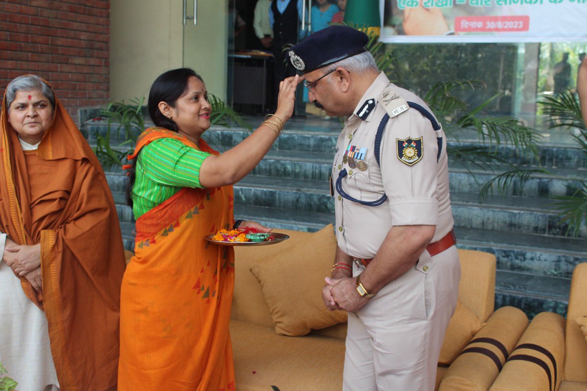crpfddn's tweet photo. When you are with us, We @crpfddn know that we have nothing to fear because our biggest is with us. Thanks for all your support and confidence in us. #HappyRakshaBandhan #Jaihind https://t.co/4zL0d4JHkW