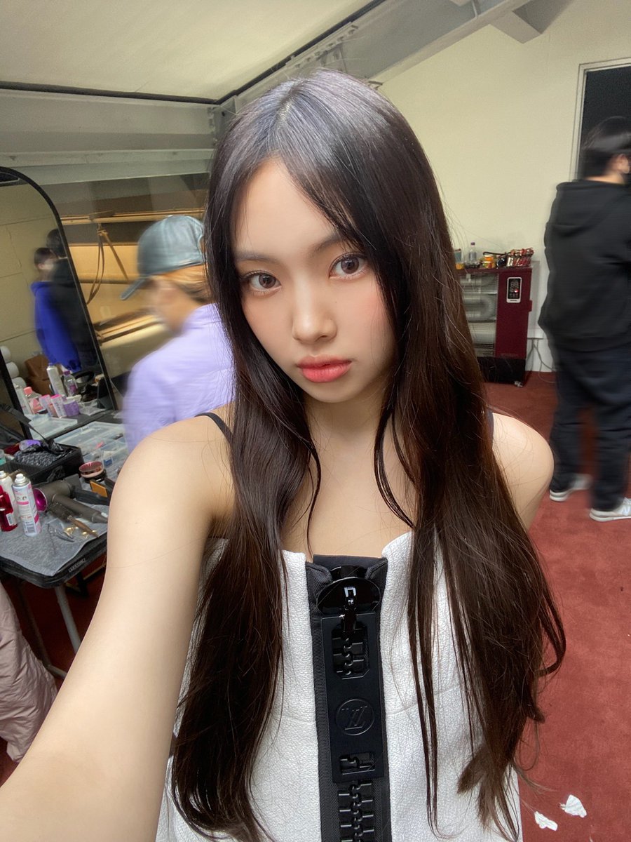 pictureshyein's tweet photo. phoning update #HYEIN #혜인 https://t.co/zOBFtRGKuH