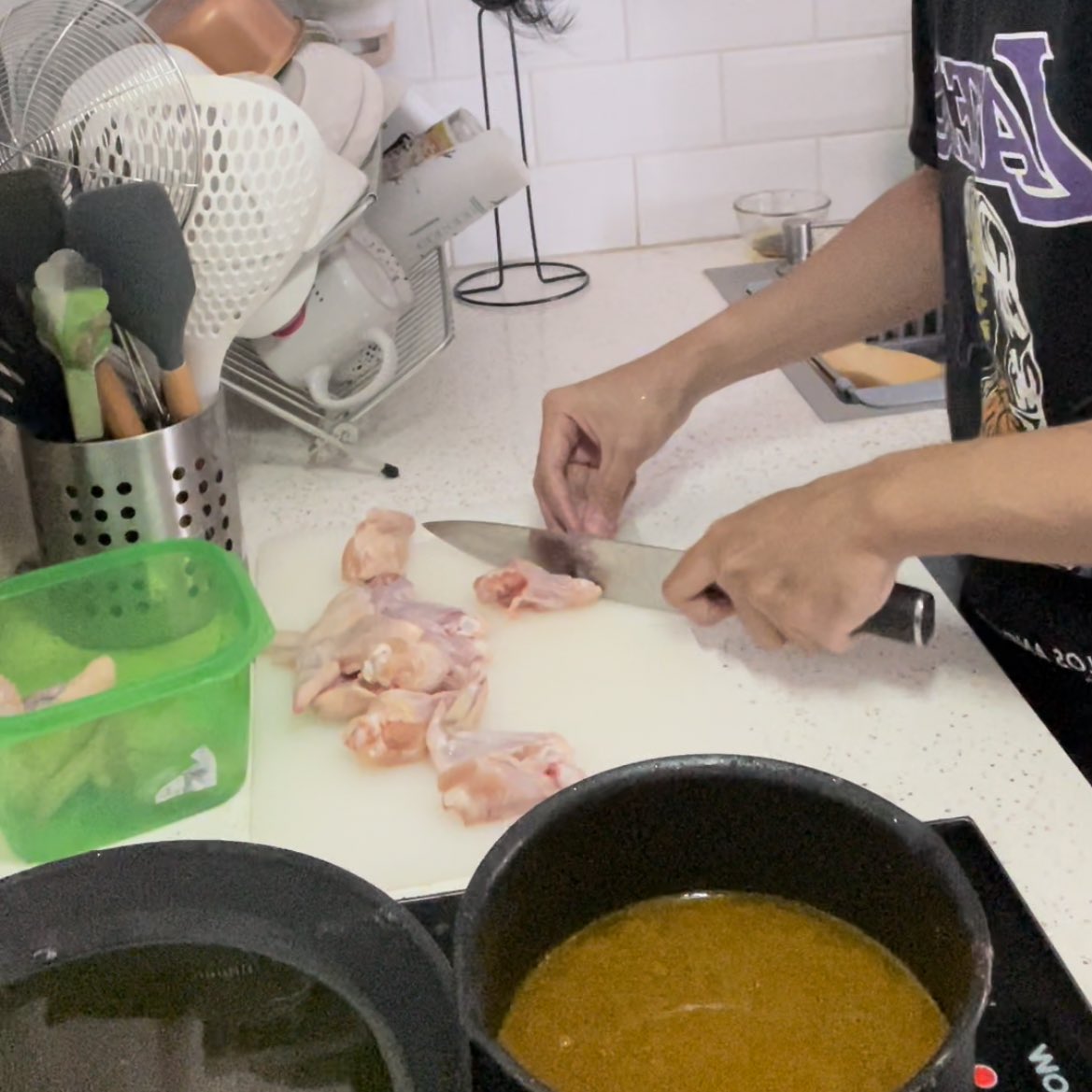 insecuristy's tweet photo. laki-laki yang bisa taking care of himself, tau basic skill, mau ngurusin household chores such as doing the dishes, masak goreng-goreng sederhana, groceries, mau belajar untuk improve setiap hari, adalah laki-laki terkeren tercakep tersayang tercintaaaaa!!! 🫶🏻✨ https://t.co/IiWFXbdIjL