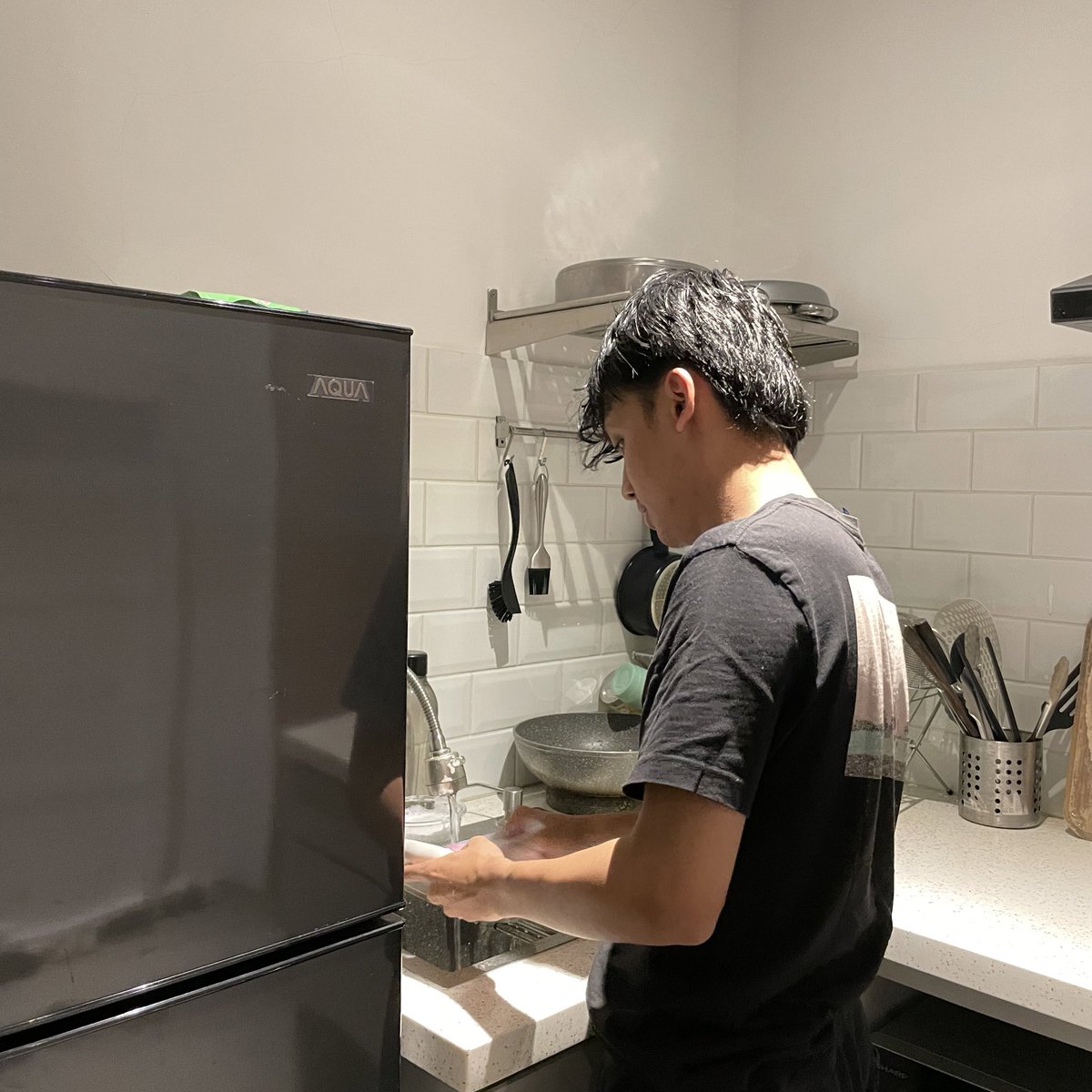 insecuristy's tweet photo. laki-laki yang bisa taking care of himself, tau basic skill, mau ngurusin household chores such as doing the dishes, masak goreng-goreng sederhana, groceries, mau belajar untuk improve setiap hari, adalah laki-laki terkeren tercakep tersayang tercintaaaaa!!! 🫶🏻✨ https://t.co/IiWFXbdIjL