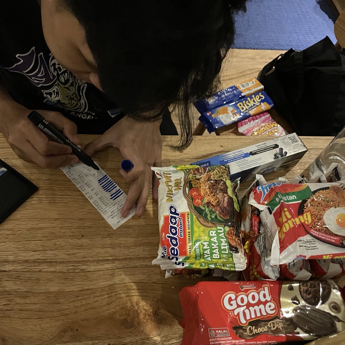 insecuristy's tweet photo. laki-laki yang bisa taking care of himself, tau basic skill, mau ngurusin household chores such as doing the dishes, masak goreng-goreng sederhana, groceries, mau belajar untuk improve setiap hari, adalah laki-laki terkeren tercakep tersayang tercintaaaaa!!! 🫶🏻✨ https://t.co/IiWFXbdIjL