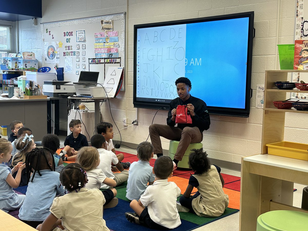 I 👀 our @TheLiteracyLab Fellow leading a session with our <a href="/Benteenprek/">PRE-K Benteen</a> students! We are super excited to enter year 2 with this program! Mr Zach rocks! @BenteenIBPYP <a href="/PrincessS2003/">Princess S</a> <a href="/MsFree_SC/">SchoolCounselorsRock</a> <a href="/TheAlishaTorres/">Alisha Lyas Torres</a> <a href="/aps_OEL/">APS Early Learning</a> <a href="/pwbrownKMS/">Paul W. Brown</a>