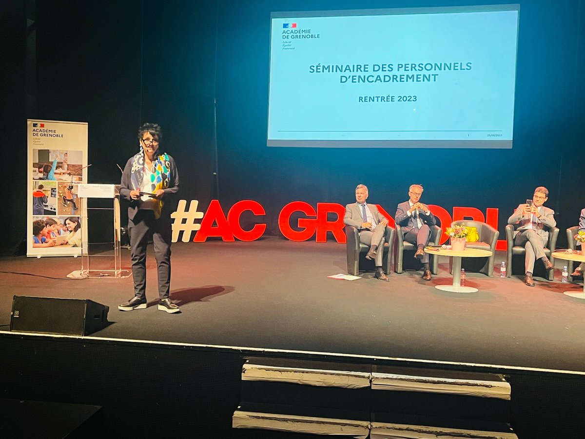 acgrenoble's tweet photo. La rectrice @HeleneInsel clôture ce moment de convivialité, de partage et d'échanges :
- conférence d'@AndreTricot 
- tables rondes et débats 
Elle a remercié l'ensemble du personnel d'encadrement pour leur écoute et leur implication dans le lancement du futur projet académique https://t.co/DYur9e37hc