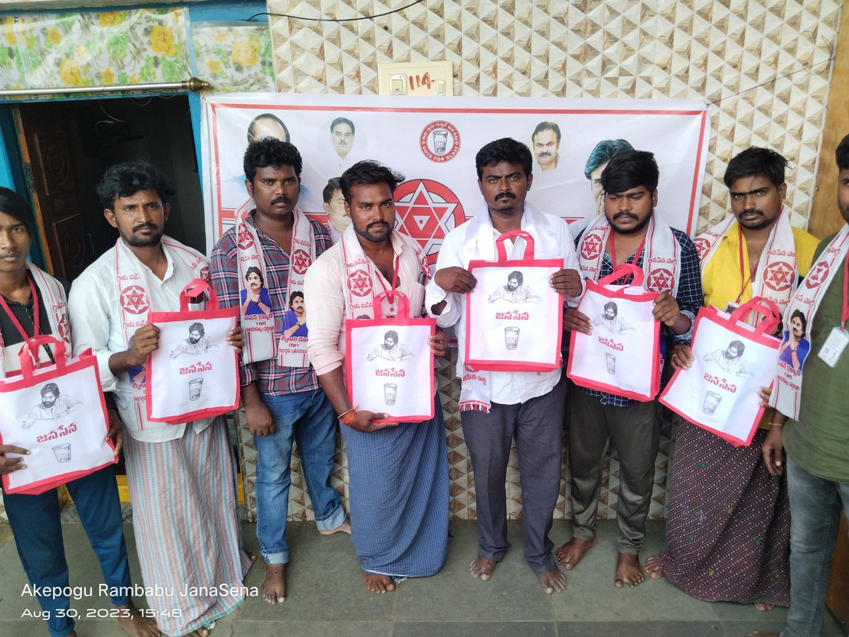 akepogu_babu's tweet image. ఈరోజు అనగా 30- 8- 2023 జనసేన పార్టీ క్రియాశీలక సభ్యత్వాలు తీసుకున్న సభ్యులకు కర్నూలు మండలం , గూడూరు మండలం, కోడుమూరు మండలం ,సి.బెళగల్  మండలాల జనసైనికులకు సభ్యత్వం కిట్లు ఇవ్వడం జరిగింది.@PawanKalyan @mnadendla @NagaBabuOffl @JanaSenaParty 
@JSPShatagniTeam 
#JSPMembershipPhase3