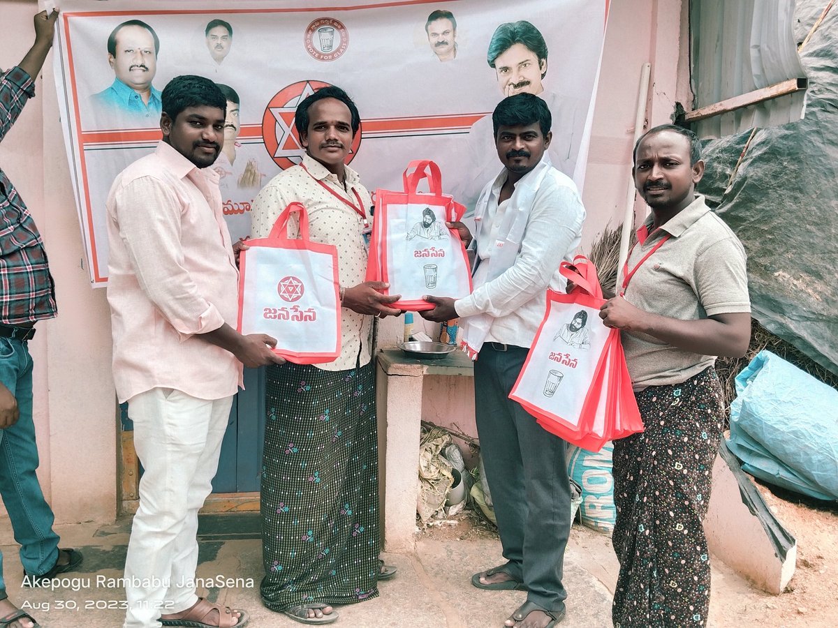 akepogu_babu's tweet image. ఈరోజు అనగా 30- 8- 2023 జనసేన పార్టీ క్రియాశీలక సభ్యత్వాలు తీసుకున్న సభ్యులకు కర్నూలు మండలం , గూడూరు మండలం, కోడుమూరు మండలం ,సి.బెళగల్  మండలాల జనసైనికులకు సభ్యత్వం కిట్లు ఇవ్వడం జరిగింది.@PawanKalyan @mnadendla @NagaBabuOffl @JanaSenaParty 
@JSPShatagniTeam 
#JSPMembershipPhase3