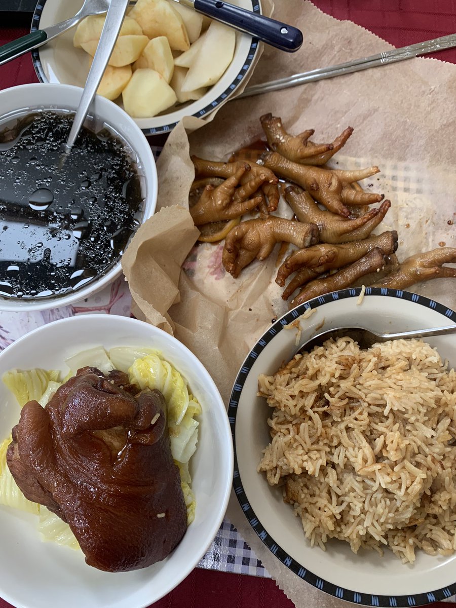 oldthr's tweet photo. 做完饭，想着我不能孤独吃饭。拨了女性朋友的视频，一个小时后，我还在边吃边聊，朋友说吃了这么久，你嘴不会酸吗。
我说我这饭在留学生中已经算是豪华午餐的。
朋友说有钱人比你吃的好吧。
：外面吃是能吃的好，要是自己做饭的话，一他们没有我的厨艺；二他们没有这么多碗。 https://t.co/zGkpywrOw8