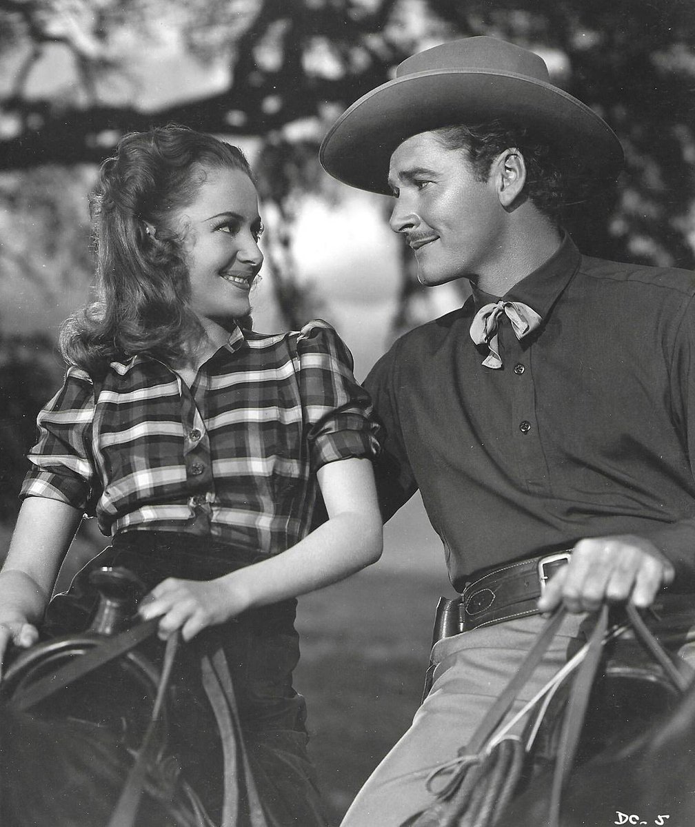 My personal favorite Olivia de Havilland and Errol Flynn movie, Dodge City (1939). The Western was directed by Michael Curtiz, who also directed my second favorite of their collaborations, The Adventures of Robin Hood.

Daily #OliviaDeHavilland