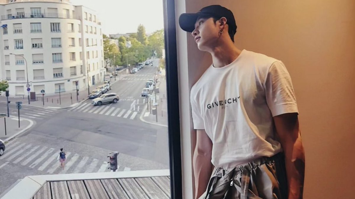 golflefleur's tweet photo. not bang chan mastering The Boyfriend ™️ look https://t.co/7DlLLRmu05