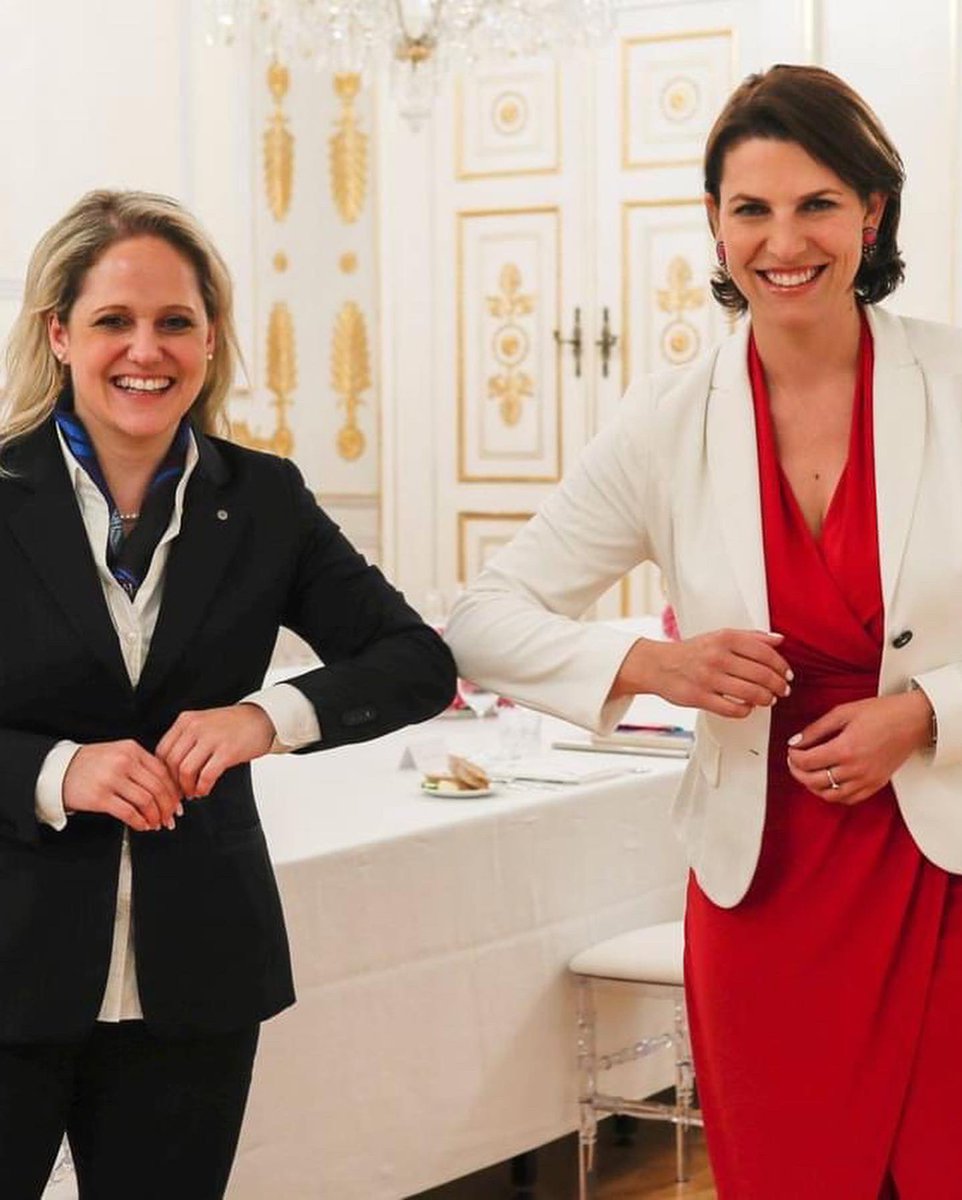 BM Karoline Edtstadler und ich waren gleichzeitig als Ministerinnen im Einsatz. Es freut mich sehr, dass daraus ein persönlicher Kontakt entstanden ist, liebe Karo, und wir uns heute beim <a href="/forumalpbach/">EuropeanForumAlpbach</a> wiedersahen. Danke für deine Freundschaft über die Politik hinaus.