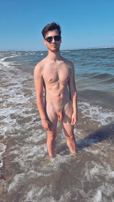 J'ai oubli&eacute; mon maillot de bain.... dommage, tout le monde a &eacute;t&eacute; oblig&eacute; de voir #maqueue ... 😈😈  @maqueuecom<a href="/tag/maqueue"class="tags"><span>#maqueue</span></a>