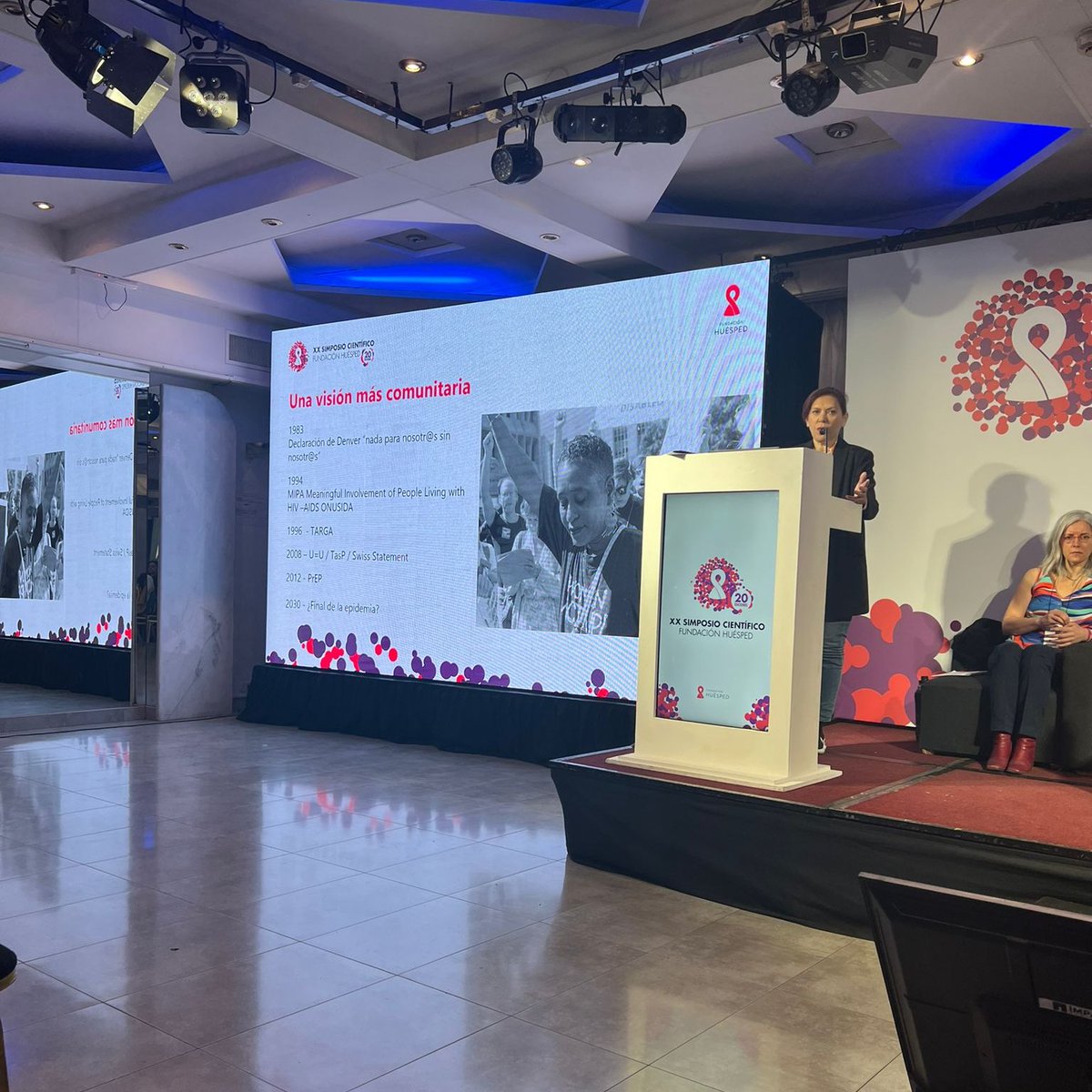 Coalition PLUS est présente au XX Symposium Scientifique de <a href="/FundHuesped/">Fundación Huésped</a> en 🇦🇷. Notre directrice de #recherchecommunautaire a presenté lors de la première session, portant sur les barrières à l’accès à la santé pour les personnes qui pratiquent le travail du sexe 👊🏽☂️