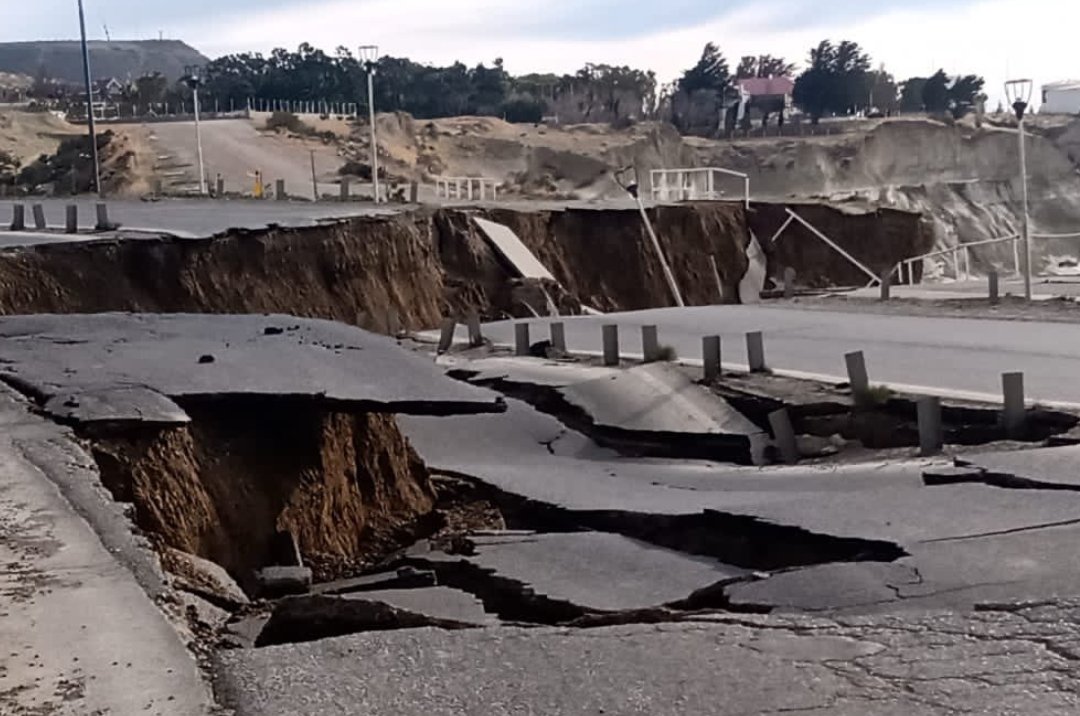 Clima_Comodoro's tweet photo. 🔴 #AHORA 🔴 #COMODORORIVADAVIA

GRAVES DESTROZOS EN RUTA NACIONAL 3 AL PIE DEL CERRO CHENQUE POR DESLIZAMIENTO DE TIERRA https://t.co/JyLVtIVlvI