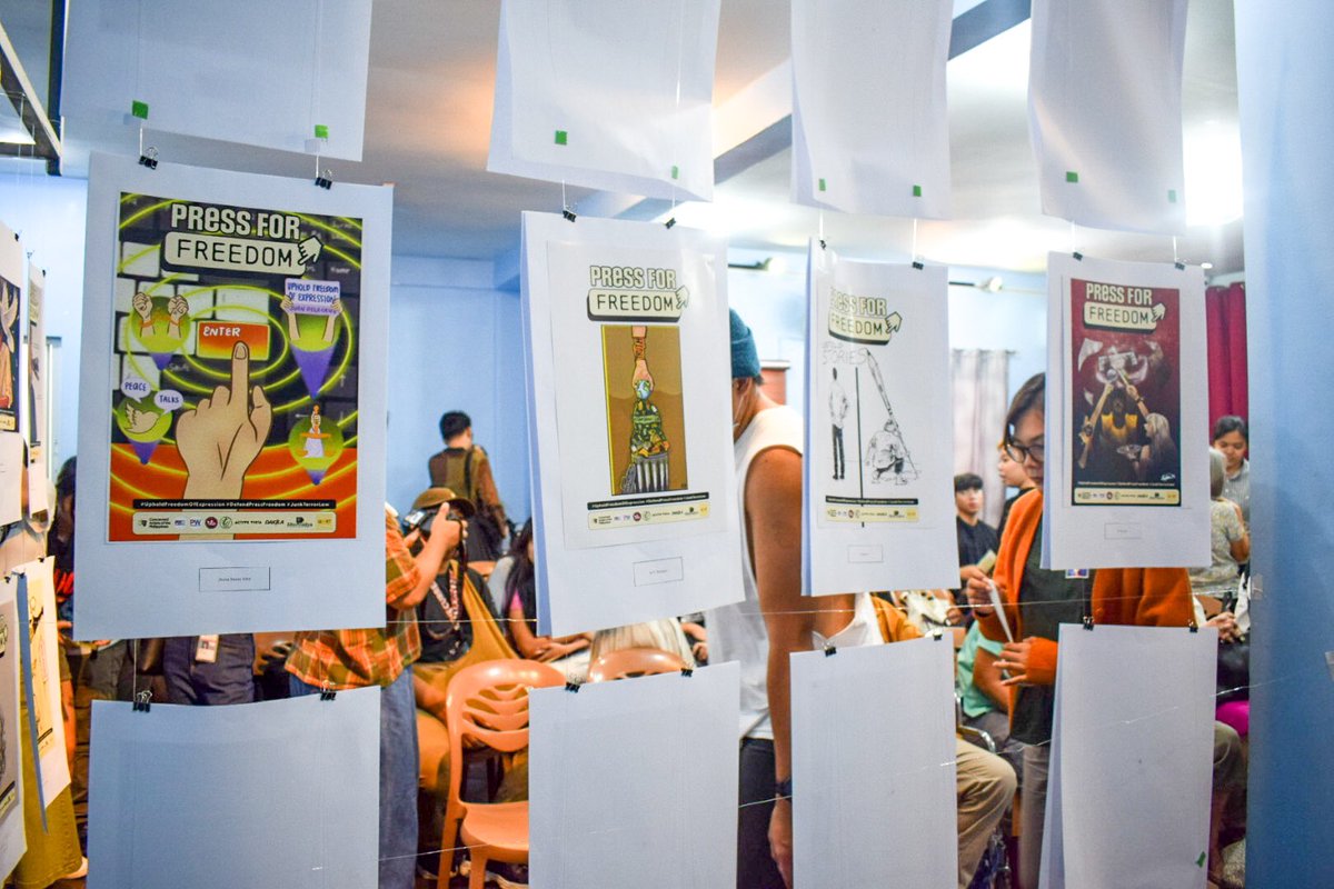 jhonarvitor's tweet photo. TINGNAN: Ngayong pangalawang taon ng selebrasyon ng #NationalPressFreedomDay, nagtipon ang mga mamamahayag, aktibista, artista, at estudyante sa #PressForFreedom Art Exhibit na ginanap sa Tomas Morato Avenue, Quezon City ngayong araw, Agosto 30.
Larawan para sa @explained_ph https://t.co/qsHlz1j7Zu