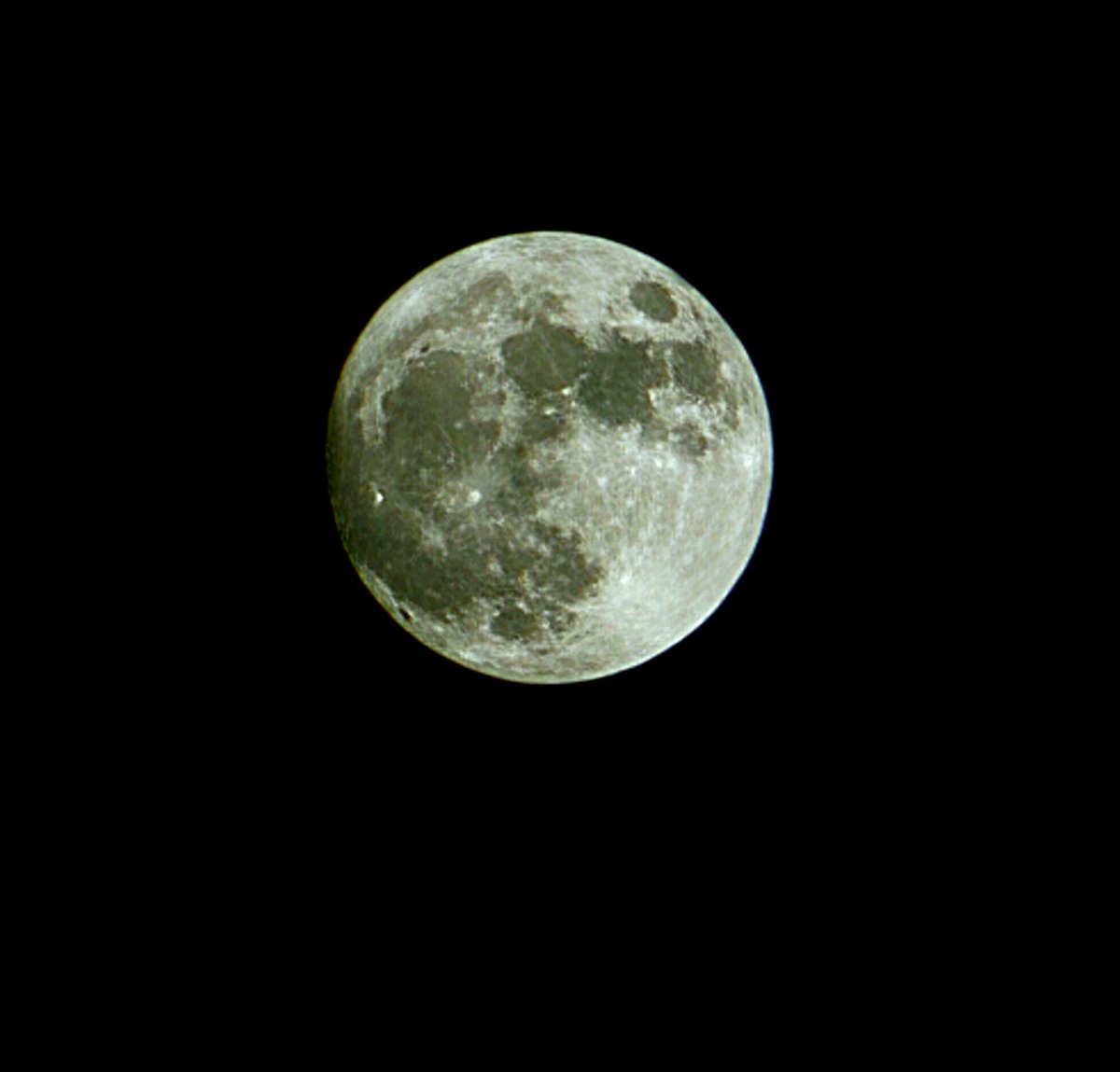 SocialGK's tweet photo. Two cents to the #BlueMoon #Supermoon 

#Photography #Samsung #S23 #Ultra https://t.co/slYDYo2VnX