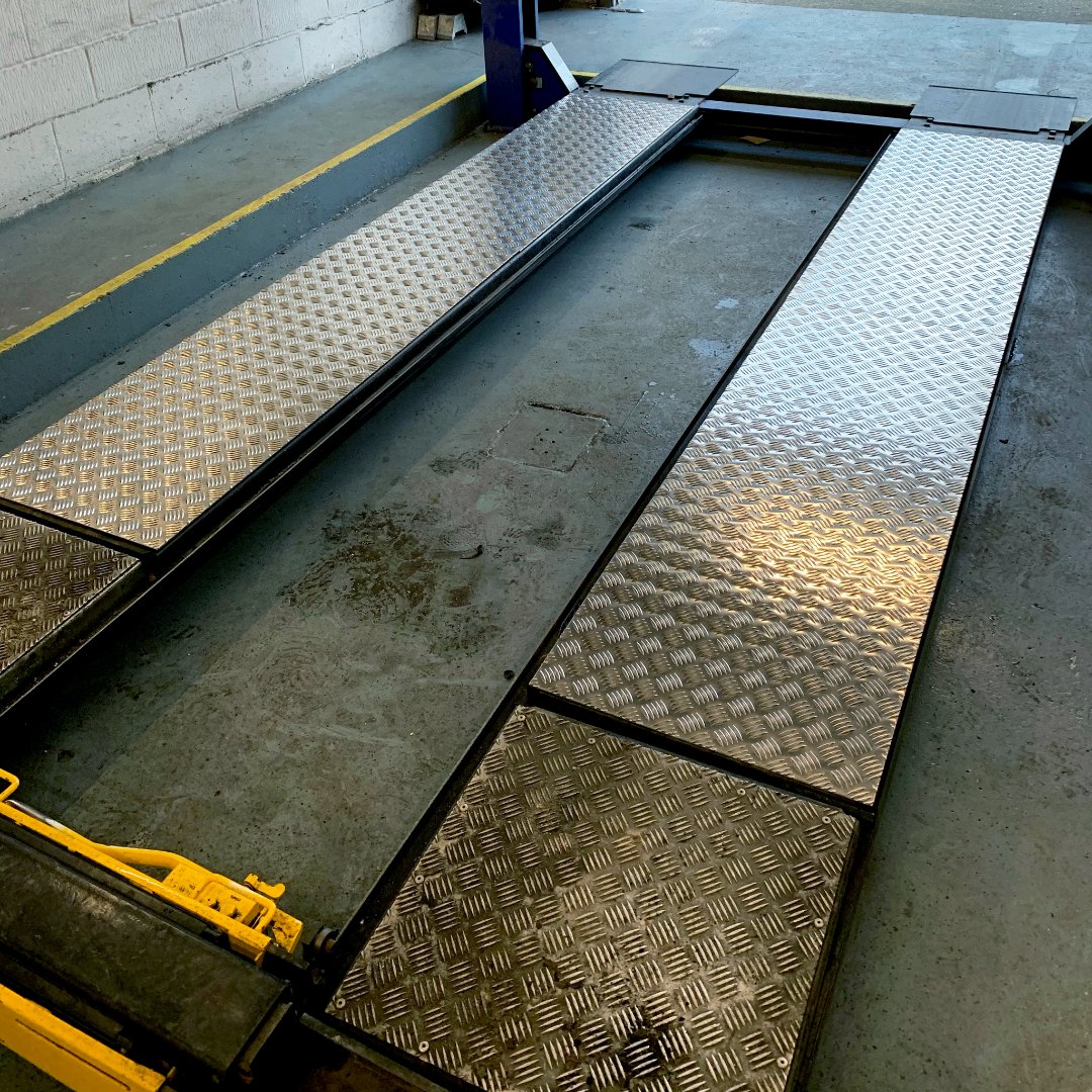 ChequerplateUK's tweet image. The Car Surgery garage ordered aluminium chequer plate for their car lift in the workshop. 

The aluminium chequer plate provides a durable surface that's easy to clean.

Order online or get a quote
bit.ly/3KtkVXU 

#Projects #Aluminium #CarGarage