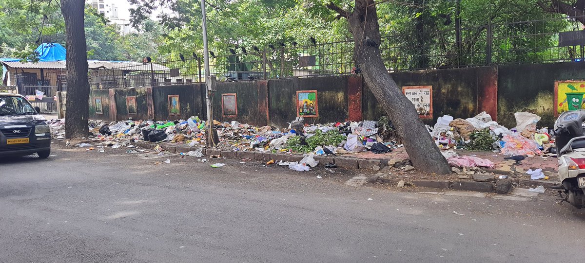 anilkore01's tweet photo. @mybmc @mybmcWardGN आज पितांबर लेन, देसाई मैदान मागील महानगर पालिकेच्या कचरा विभाग चौकीत तक्रार करण्यासाठी गेलो असता त्या चौकीच्या गेट समोरच कचऱ्याकचा एवढा ढीग पसरलेला होता. तक्रार करायची तरी कोणाकडे आता ❓️
@mumbaimatterz @mayor_mumbai https://t.co/Kf7ArE9UzW