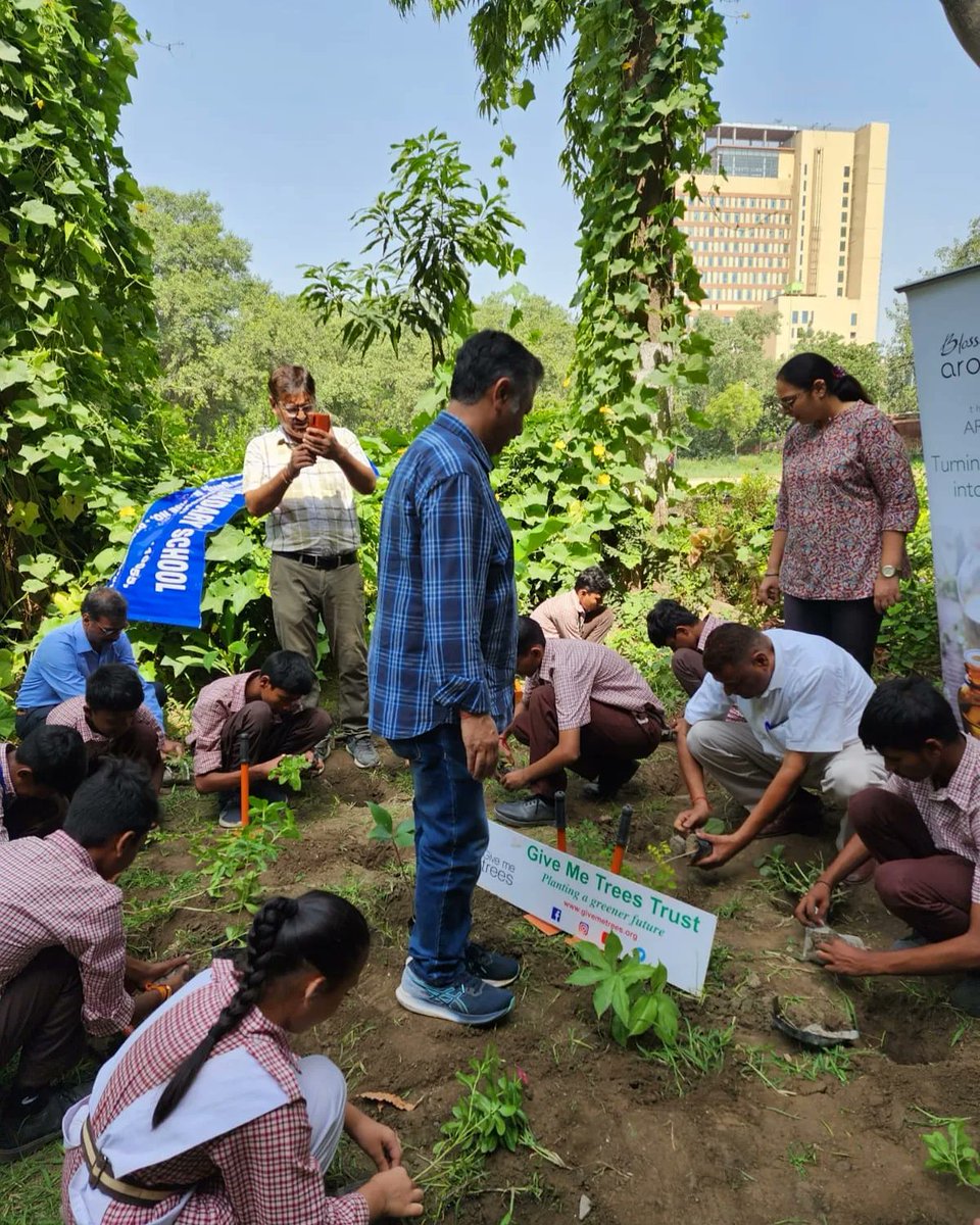 Give Me Trees team with the support of @AromaMagicIndia has prepared a herbal garden at Nutan Marathi Senior School in Delhi.

The children enthusiastically planted dozens of saplings and learnt about the importance of herbal plants. 

#greeninitiative #planttrees #nature