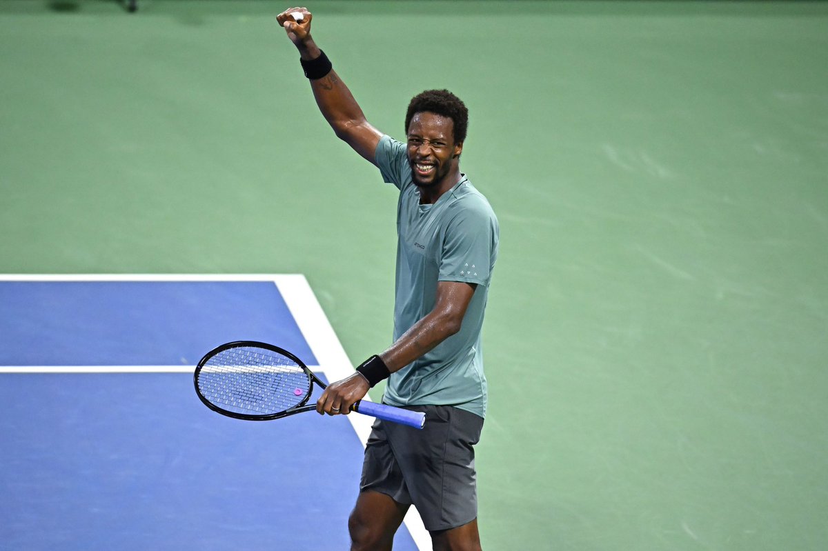 Gael_Monfils's tweet photo. Trop content de m’en être bien sorti hier soir! Un grand merci à tous ceux qui sont restés éveillés pour me soutenir et pour cette ambiance incroyable pendant le match à l’US Open. Vous êtes les meilleurs ! 💪🏾🎾 #MerciATous #AmbianceDeFou #USOpen 
📸 : @usopen https://t.co/FCOepSxg0g