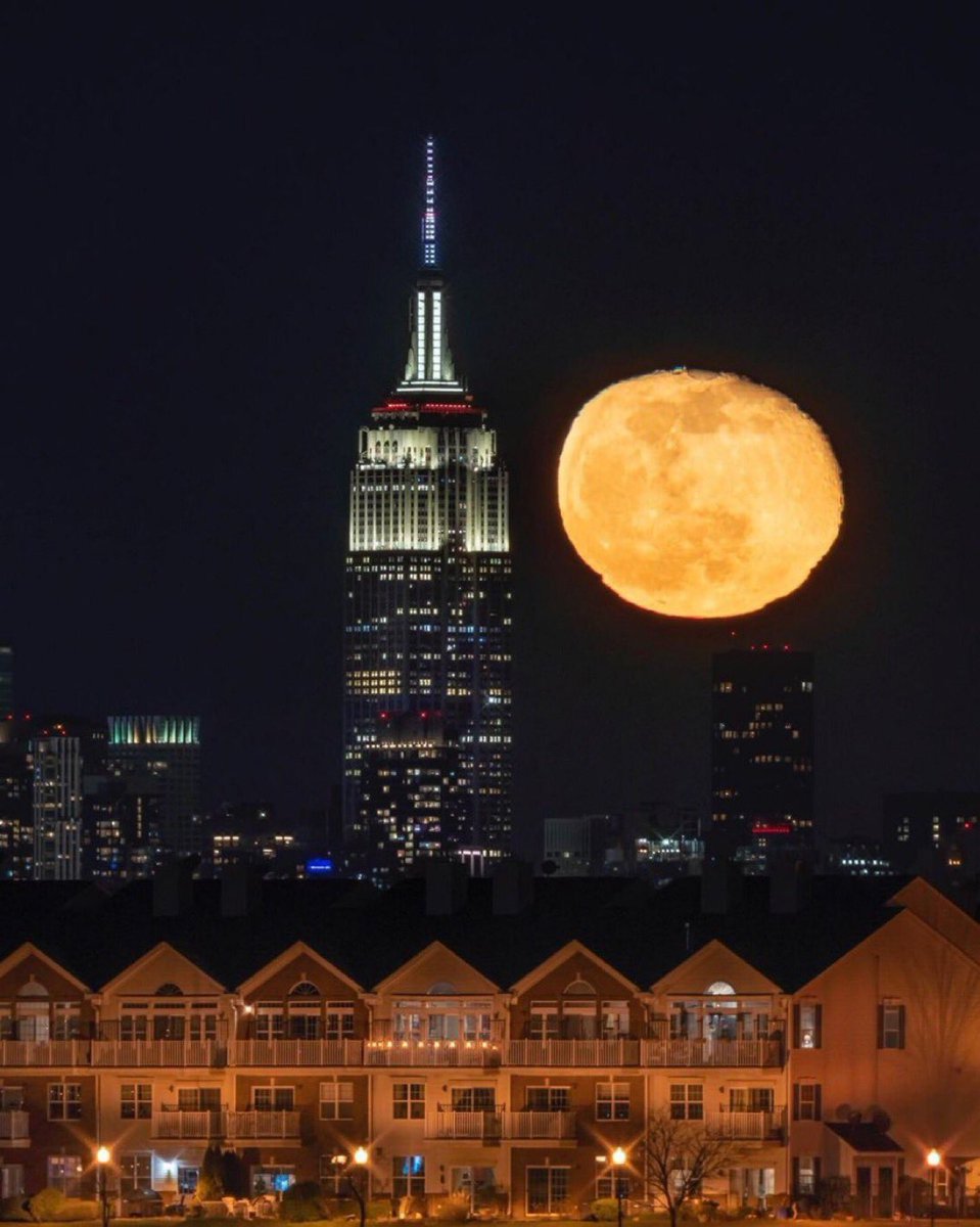 mmurr27's tweet image. #OnceInABlueMoon via @EmpireStateBldg 
📷: vikvik7/IG
