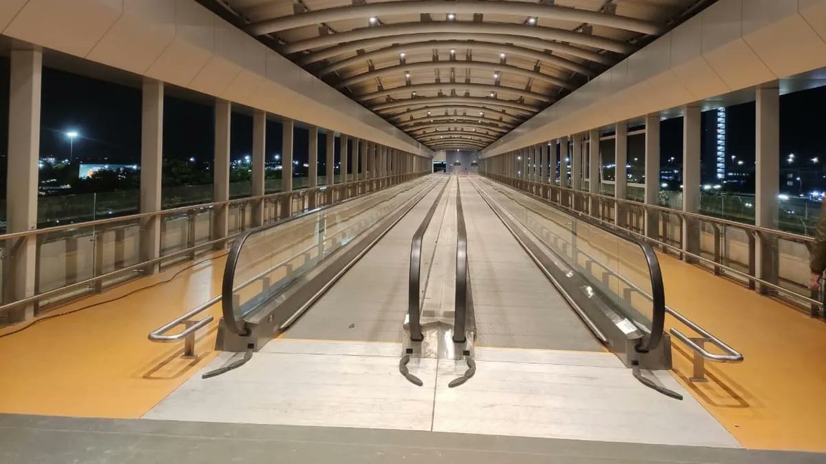 ElevatorWorld's tweet image. A new #elevated #walkway featuring #movingwalks or #travelators is now open at @BLRAirport in #Bangalore,#Karnataka, #India, @the_hindu reports. (image courtesy of The Hindu) bit.ly/3YUS1Hu
