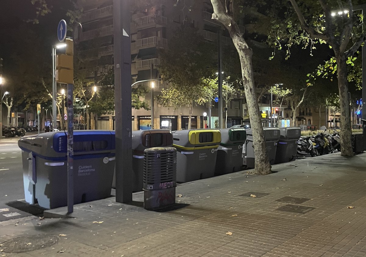 RisingRealEst's tweet photo. Another note about sanitation in Barcelona. There are big receptacles on the streets for different types of trash and recycling. Instead of having one trash day where tons of bags are thrown out on the curb, people put their trash in these any time they want https://t.co/dYtm6QeiJl