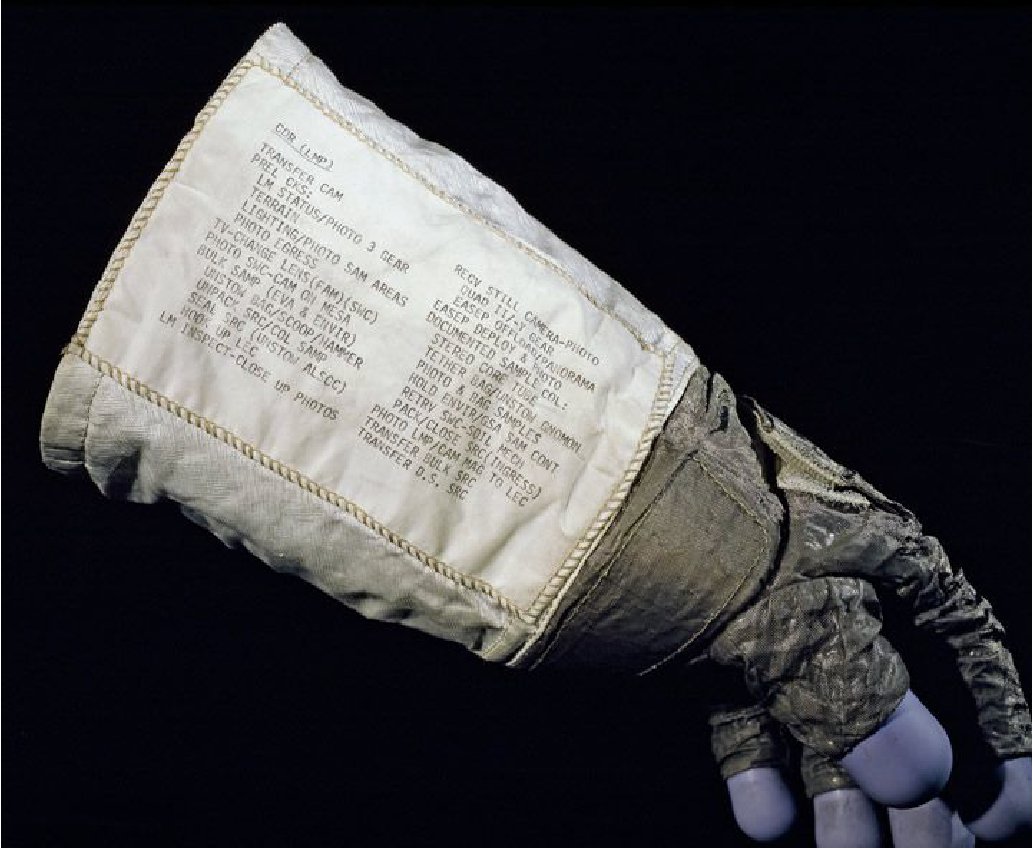 Can anyone help me find what the right hand glove from the A7-L Apollo spacesuit says? I've found a few images, but they're low rez and illegible. Here's the left glove for example.