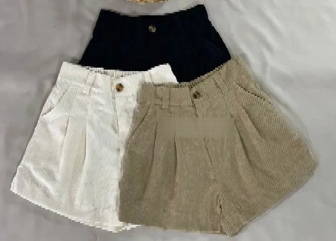 -พร้อมส่ง-
ปล่อยต่อกางเกงขาสั้นลูกฟูกสำหรับสาวอวบค้าบ เค้าซื้อมาผิดไซส์ยังไม่เคยใส่เลย ในรูปเอว31-34นะคะ มีสีดำกับสีครีม 
🏷:99฿
📮:35฿
(ชิ้นที่2 ไม่บวกเพิ่ม)
 #ปล่อยเสื้อผ้าราคาถูก #เสื้อผ้ามือสอง #ราคาเบาๆ #ส่งต่อเสื้อผ้ามือสองราคาถูก 
#กางเกงขาสั้น #เสื้อผ้ามือสองสภาพนางฟ้า