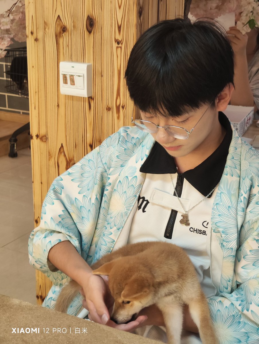 xbm2006's tweet photo. 有没有湖南的哥哥啊，好无聊诶 https://t.co/kfPE1sOVRi