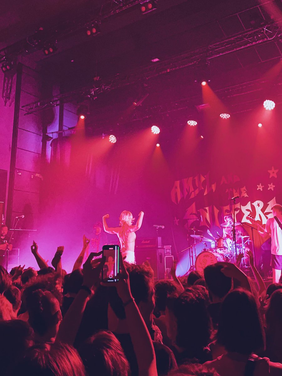 slumbergrrrl's tweet photo. Et sinon hier soir j’ai vu Amyl and the Sniffers et y a rien à dire Amy c’est la reine https://t.co/SxPjkvq9Fr