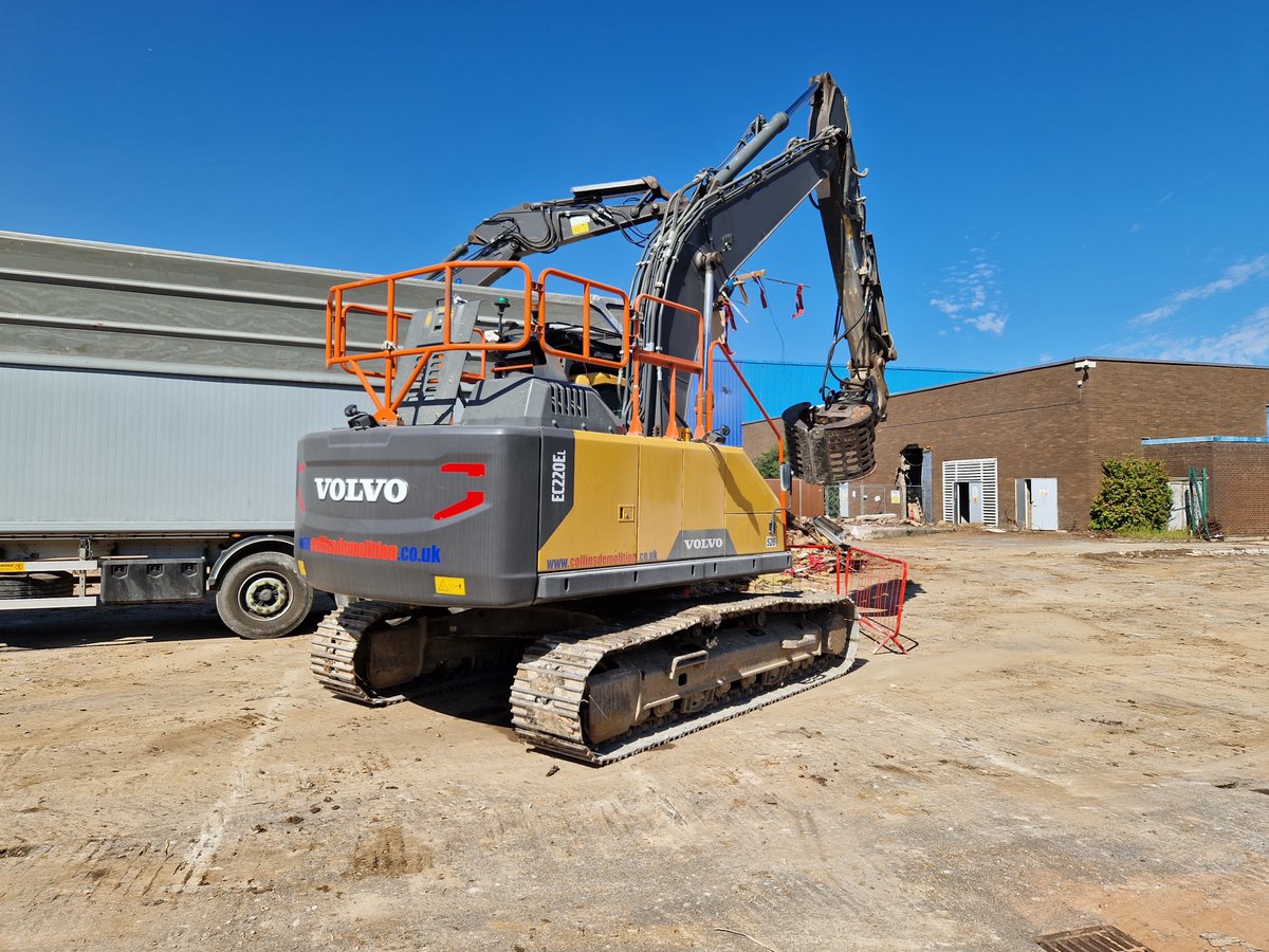 The durable and reliable #PRODEM SELECTOR GRABS are perfect for efficient waste handling and selective #demolition. 👷 
☎ 08450176972 to explore hire/purchase options. 👍 

#attachmenthire #planthire #excavators #wastemanagement
#groundworks #civilengineering #selectorgrab