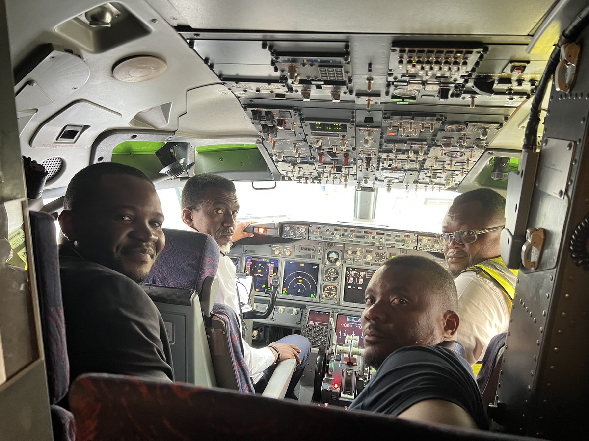 StanysBujakera's tweet photo. #RDC: Belle expérience dans le cockpit du B737-800 de Serve-Air. Goma-Lubumbashi-Kinshasa à 36000 pieds. Excellent vol avec le capitaine Christianian Bila, 24000 heures de vol depuis 1996. Énorme ! Son copilote Serge Ilunga, 12000 heures de vol depuis 2004 et le commandant Gary Kalume, 8000 heures de vol depuis 2011, ont été exceptionnels. Quand pour voyager à l’intérieur du pays devient un casse-tête, je recours souvent à un cargo, et c’était ma 3e fois.