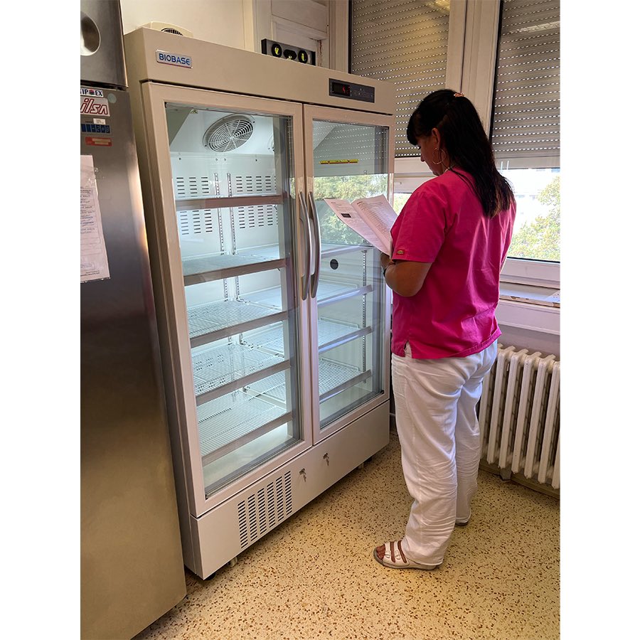 Chromed_lab's tweet photo. When your supervisor wants you to keep your fridge well organized, and then buys a new one with a see-through door so she can easily inspect the current status😈😁 Plus we found a new place for another freezer❄⛄ #chromedlab #lablife https://t.co/Z1xI0F3jR7
