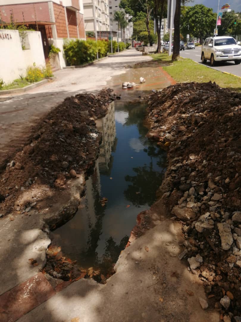 Así se encuentra la avería frente a Res. Bonanza en El Bulevard de El Cafetal. Mantiene sin agua a edificios del Bulevard y cotas bajas de San Luis. Se hace un llamado a <a href="/HidroCapital2/">Hidrocapital</a> <a href="/AlcaldiaBaruta/">Alcaldía de Baruta</a> <a href="/luisaguilarj/">Luis Eduardo Aguilar</a> <a href="/darwingonzalezp/">Darwin González</a> gestionar la reparación urgente.SOS