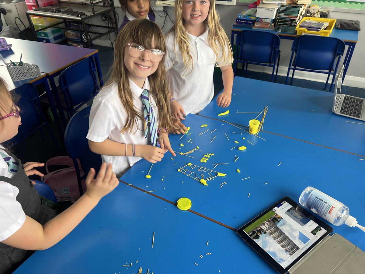 We used our problem solving and team work skills to create a chosen landmark using Playdoh and spaghetti. We had some excellent models of landmarks such as the Great Pyramid and Big Ben! 🇬🇧