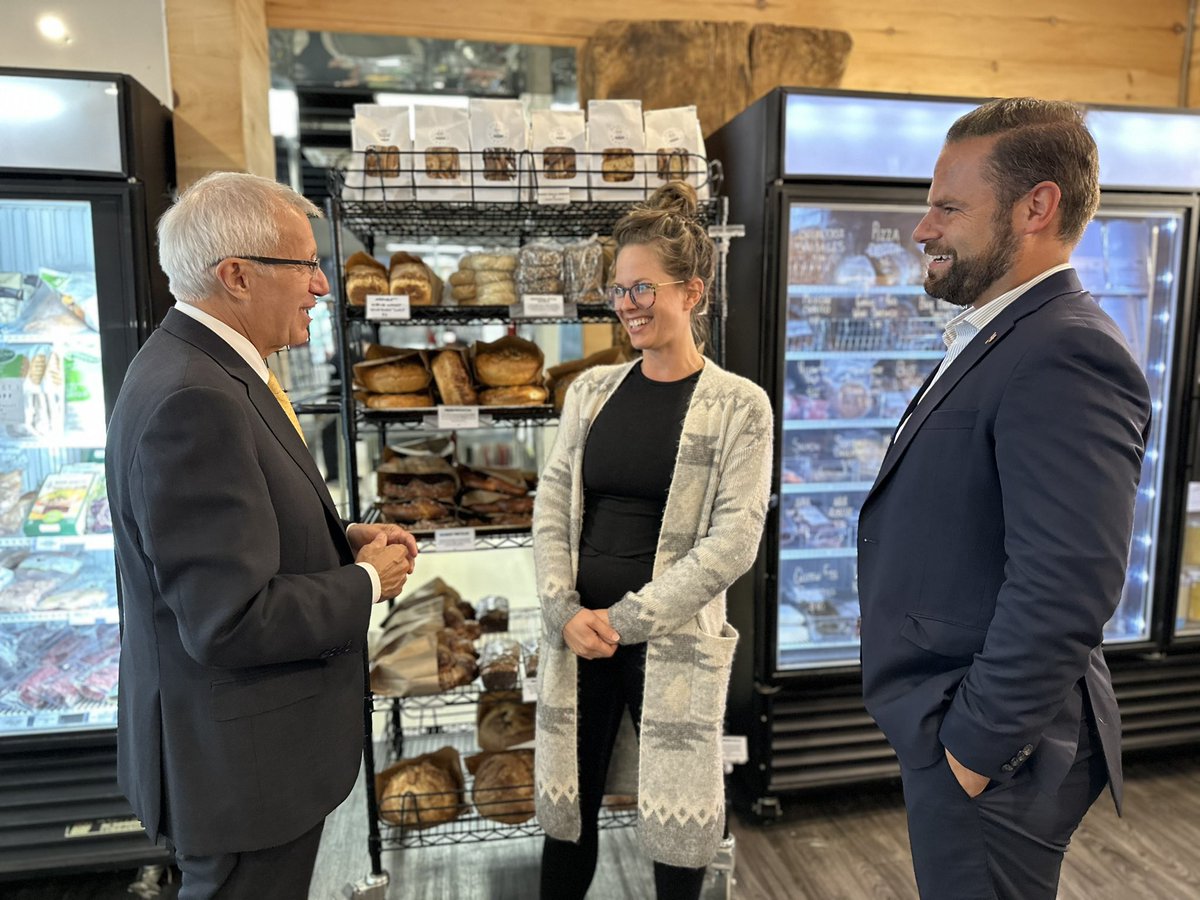 VictorFedeli's tweet image. Located in the heart of downtown #Cobourg, @MarketSmor is a first of its kind 'zero food waste' green grocer, rooted in entrepreneurial spirit.

Thank you, Montana &amp;amp; Lucas for the inspirational tour &amp;amp; taking the time to share how #DigitalMainStreet has supported your journey.