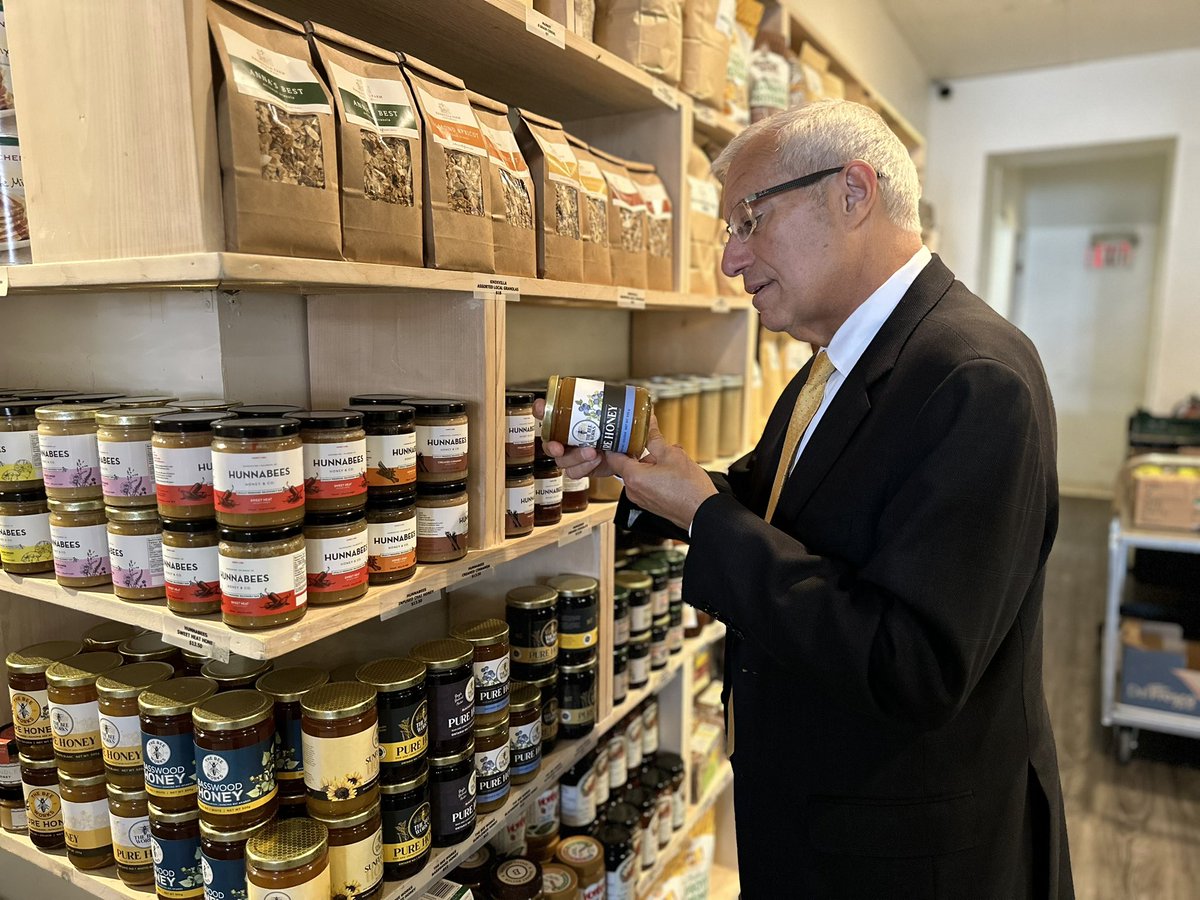 VictorFedeli's tweet image. Located in the heart of downtown #Cobourg, @MarketSmor is a first of its kind 'zero food waste' green grocer, rooted in entrepreneurial spirit.

Thank you, Montana &amp;amp; Lucas for the inspirational tour &amp;amp; taking the time to share how #DigitalMainStreet has supported your journey.