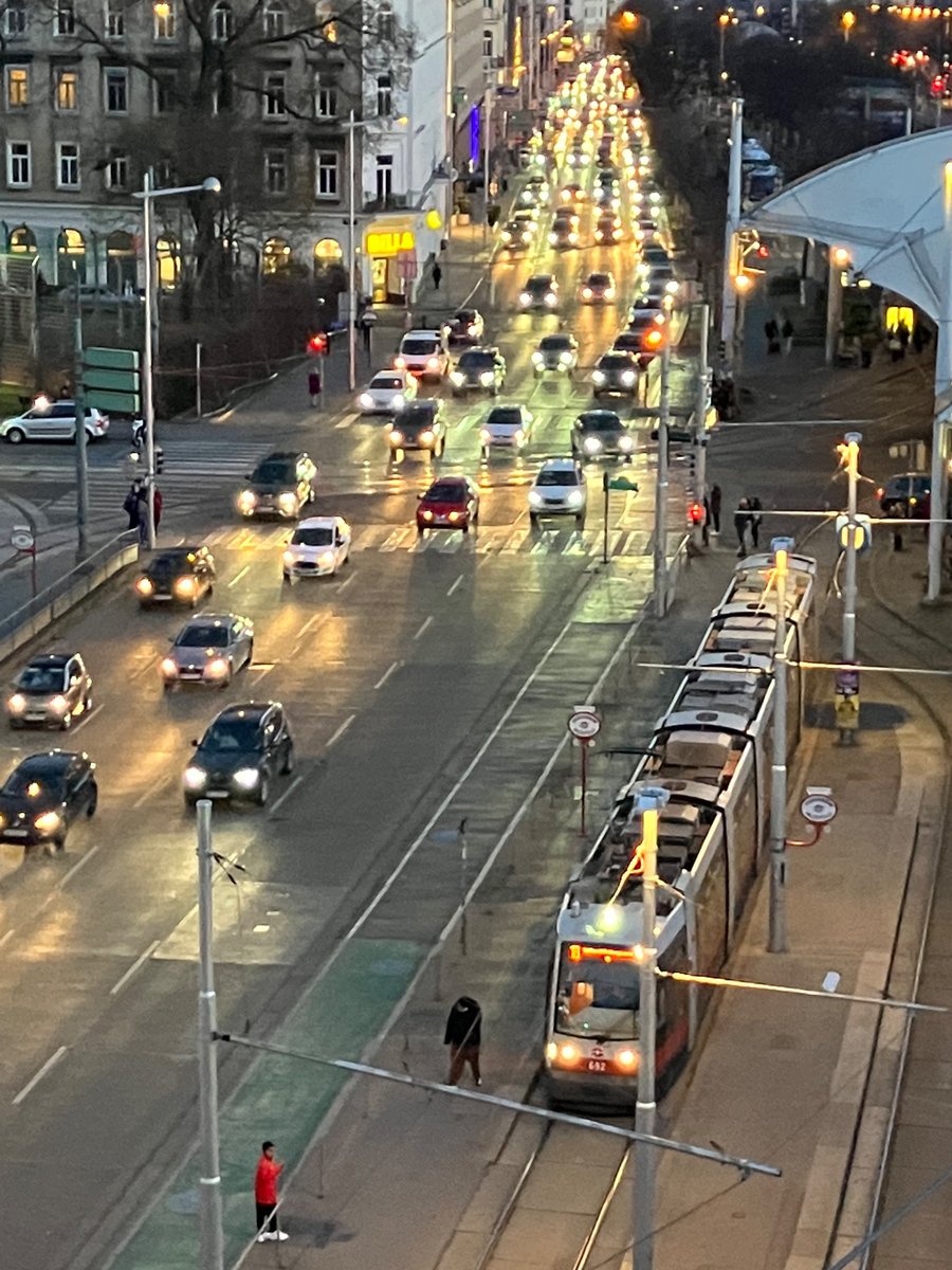 Die eine #Strassenbahn rechts im Bild bringt so viele Menschen ans Ziel wie die Autos links im Bild. Urbane Mobilität mit Zukunft ist klimaverträglich und platzsparend