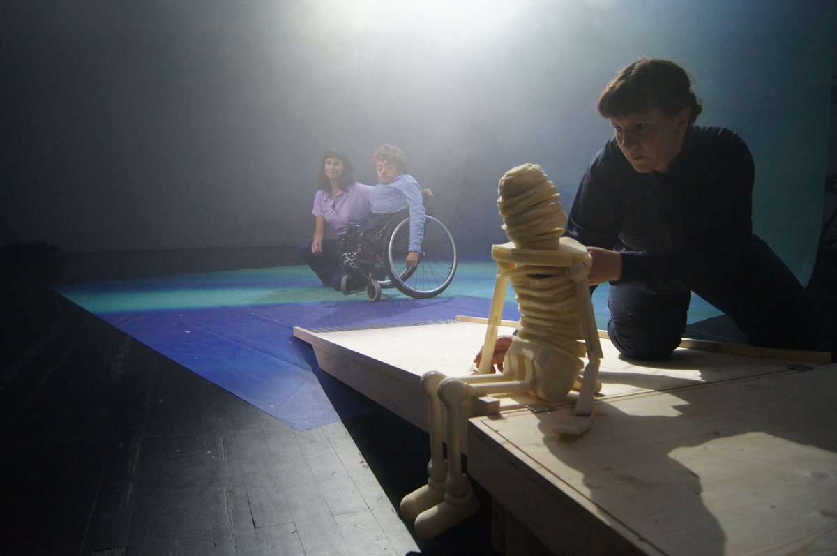 SchauspielhWien's tweet photo. Wir reisen nach ➡️Weimar! Dort findet am 1. September in Kooperation mit @WeimarKunstfest &amp; @KosmosTheater unsere erste #Premiere statt. 👏

Gespielt wird DIE VIELEN STIMMEN MEINES BRUDERS von Magdalena Schrefel &amp; Valentin Schuster.

📸Heike Mondschein

👇👇 https://t.co/SHaBfeaO71