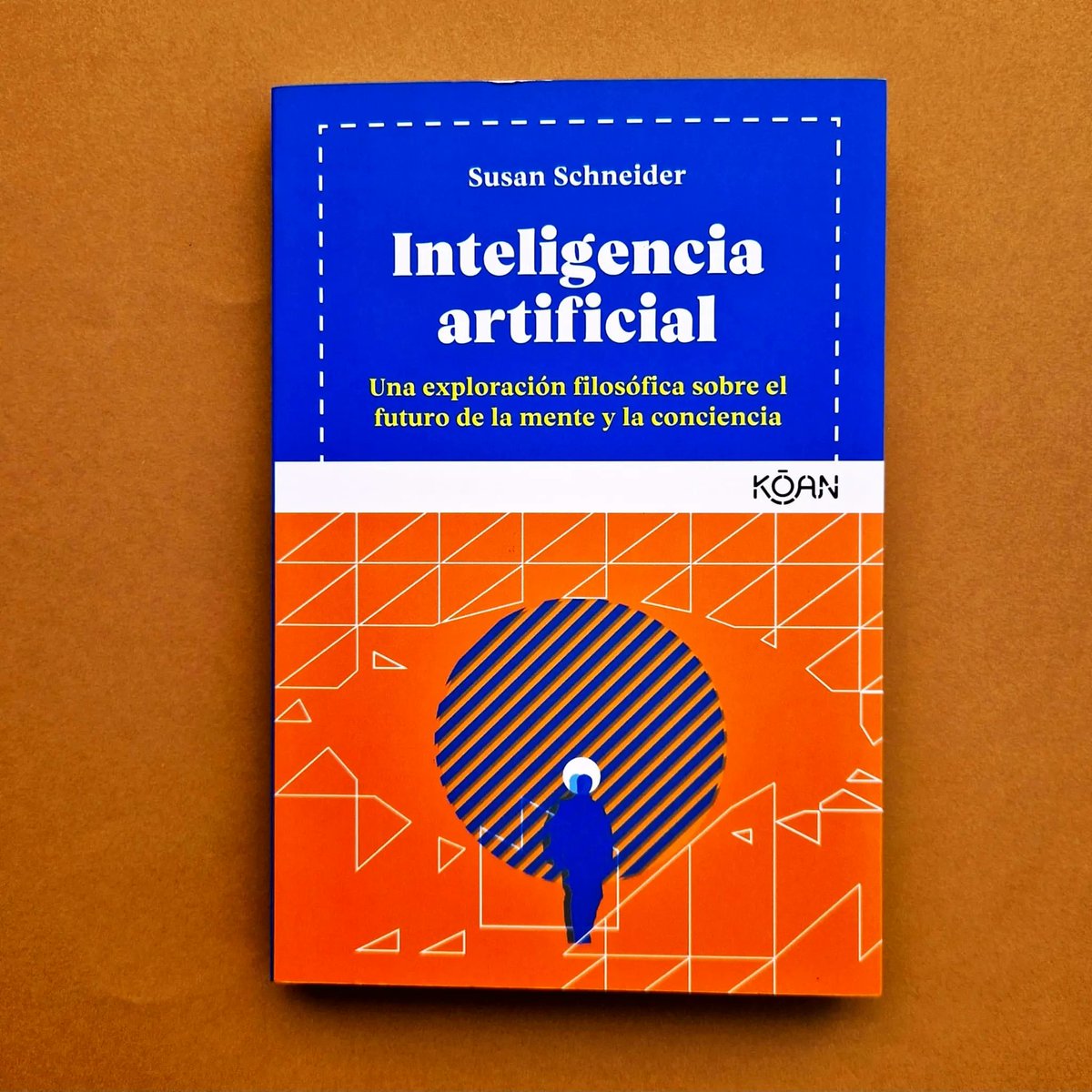 educacion3_0's tweet photo. #librodeldía. Este ensayo sobre #IA, sitúa al lector en el año 2045, en un centro de programación mental decidiendo qué mejora quiere incorporar a su cerebro para ampliar su memoria o aumentar, por ejemplo, las habilidades musicales o matemáticas. @koanlibros https://t.co/HF4V1WB2LO