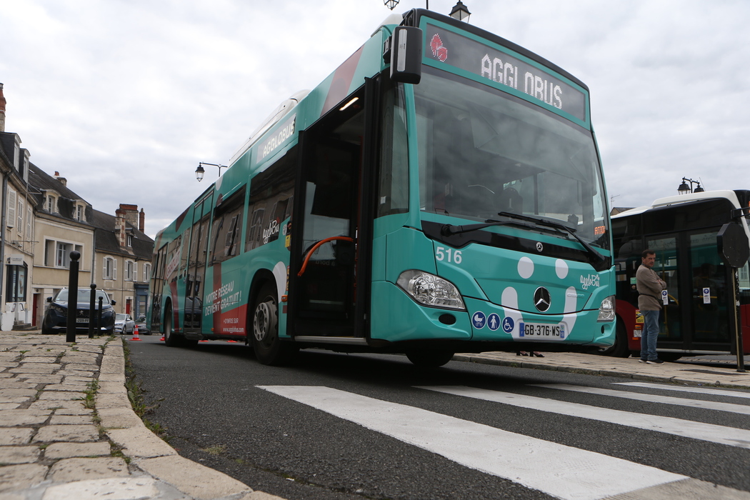 leberry_fr's tweet photo. Fréquentation, attractivité, sécurité : quels effets de la gratuité des bus à Châteauroux, Niort et Dunkerque ? 👇
https://t.co/2FXUwViXMw https://t.co/kF7pJ1OZOx