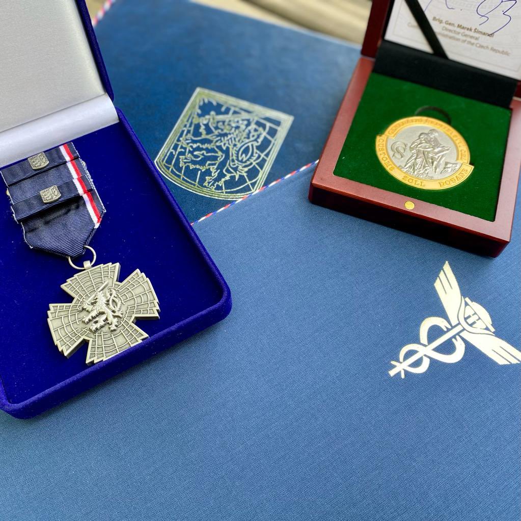 Velké poděkování a přání všeho dobrého našemu kolegovi Nicky Hamillovi, který tento týden končí svou úspěšnou misi v prohlubování 🇬🇧 🇨🇿 celní spolupráce. 

Mimořádné uznání Nickyho práce také od českých partnerů <a href="/PolicieCZ/">Policie ČR</a> &amp; <a href="/Celnispravacr/">Celní správa ČR</a> 👏