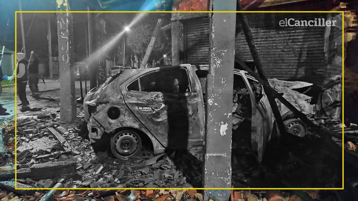 elcancillercom's tweet photo. [AHORA] Un camillero del Hospital Posadas le robó el auto a un médico, chocó y terminó siendo asistido por el propio asaltado: al ver el estado de su vehículo, el doctor se descompensó y también tuvo que ser atendido. https://t.co/uRLVuDMJfH