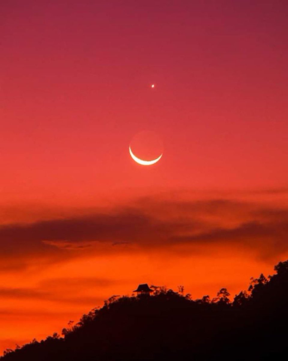 M1ONLOVER's tweet photo. Moon and Venus at a spectacular sunset https://t.co/GpMvtKFeaM