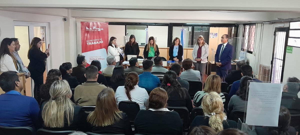 lr_trabajo's tweet photo. 🗣️El equipo de Asesoría Gral de Gobierno encabezado por el Dr. Pedro Goyochea, #capacitaron al personal interno de nuestra Secretaría sobre la #Ley Provincial Nº 4.044 de Procedimiento Administrativo con el objetivo de mejorar la atención y celeridad de los actos administrativos. https://t.co/hLfO6fbZAI