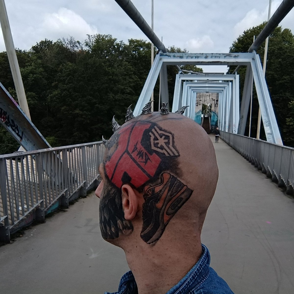 Inkedjuliusz's tweet photo. Defqon.1 head tattoo and my Nike Classic BW a very nice snax.
And i wear my Spikes from Sampa von Cyborg. Metal Mohawk ( Transdermale Implant)
#facetattoocrew #mentattoo #Bodymodificatioextrem # #bodymodificationspotlight #bodymodsontiktok #bodymodified #headimplant #scleratattoo https://t.co/tp6oiJAseF