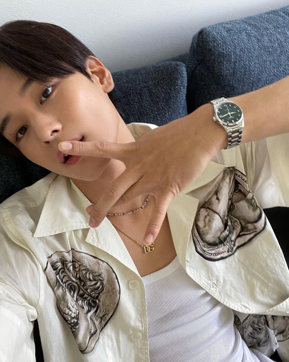 Recalling back to the time when I used to give The B my "𝙎𝙩𝙞𝙘𝙠𝙮 𝙣𝙤𝙩𝙚𝙨" and blurry selca. But, hey! My selca skill improving like a lot these days!