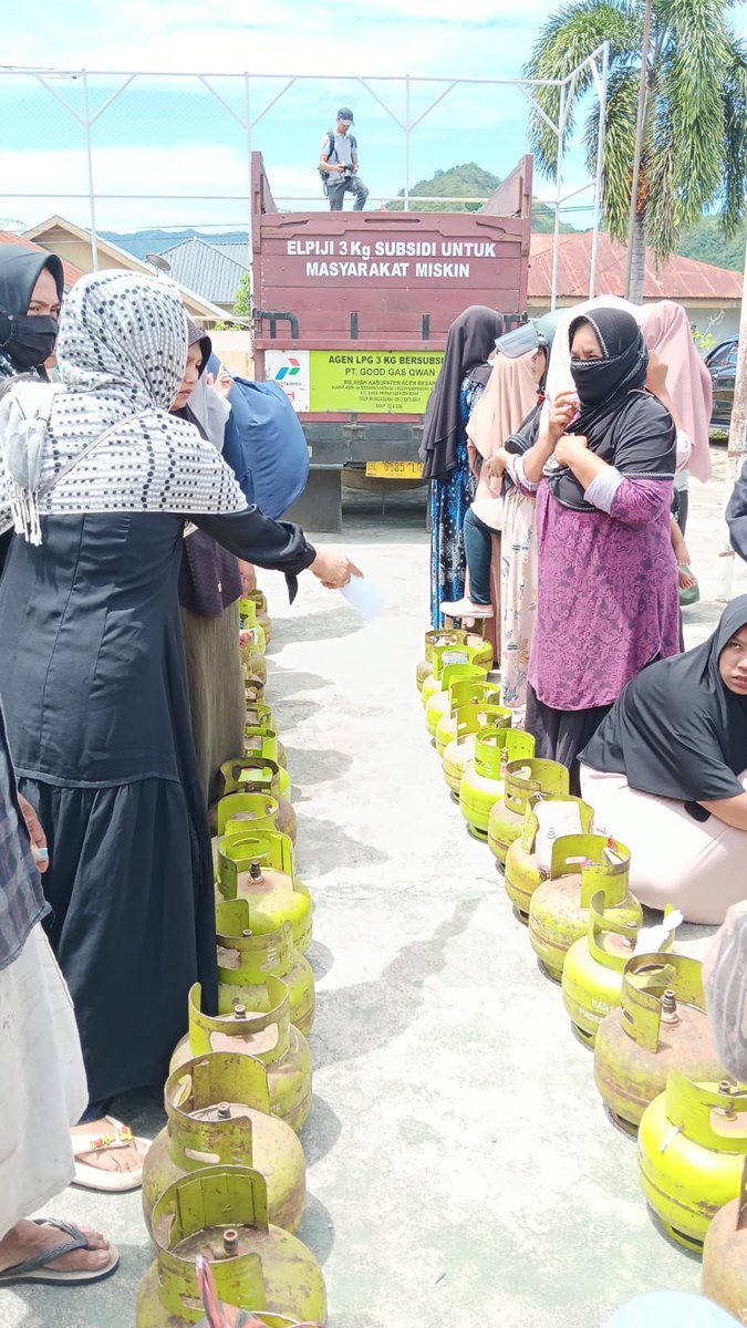 wiratmadinata98's tweet photo. Pasar Murah; kasihan rakyat kita, begitu lemah daya beli mereka, sehingga rela berbaris di bawah terik matahari, demi mendapatkan fasilitas "pasar murah", yang difasilitasi negara. Terimakasih atas operasi Pasar Murah begini Pak Bupati #Acehbesar #Muhammadiswanto @Wanto89829710 https://t.co/a8ESn3W8t1