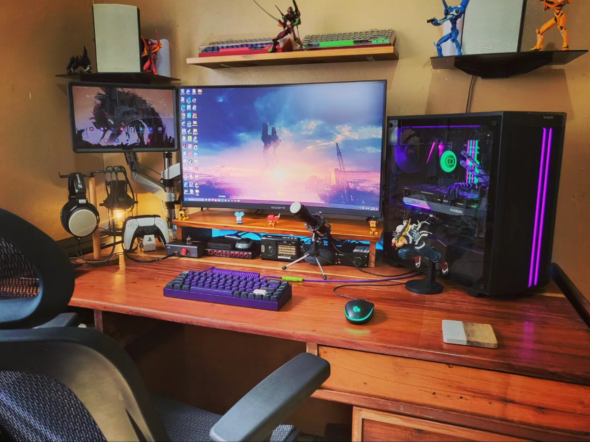 evascroll's tweet photo. New wall stand formed keyboard! https://t.co/n7Qsi0UPPP